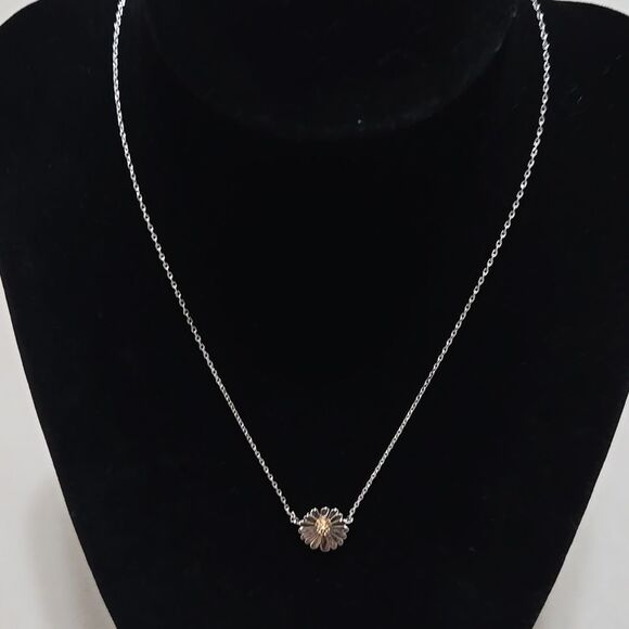 Silver Daisy Pendant Necklace - Picture 1 of 4